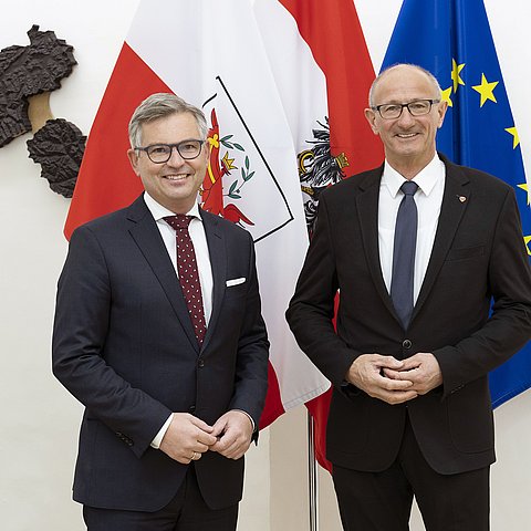 Die beiden nebeneinander stehend