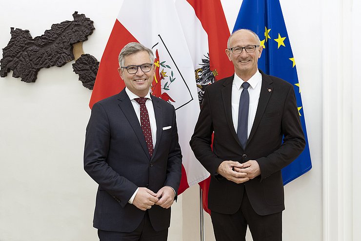 Die beiden nebeneinander stehend