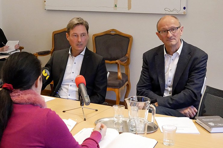 © Landtagsdirektion Tirol/Oswald Gutachtenersteller Arno Kahl (li.) und Ausschussvorsitzender Toni Mattle.