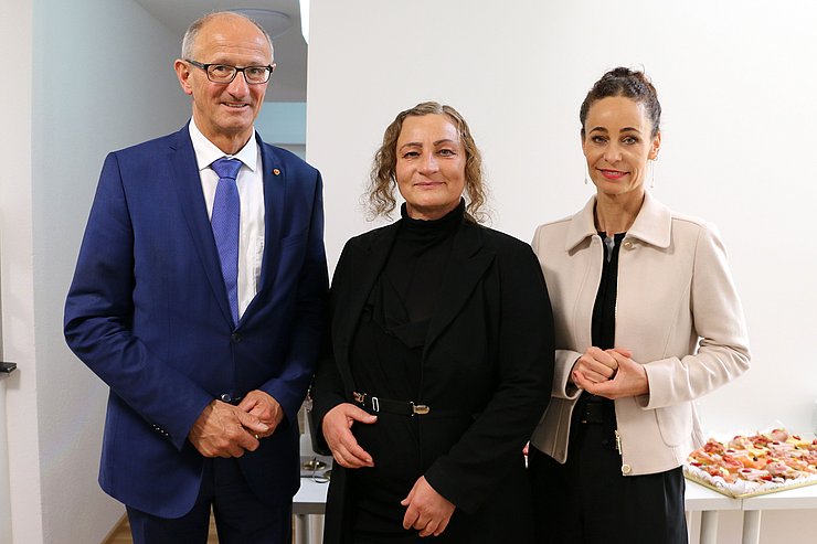 LH Anton Mattle, Leiterin des Frauenhauses Tirol Gabriele Plattner und LRin Eva Pawlata bei der Eröffnung des neuen Frauenhauses.