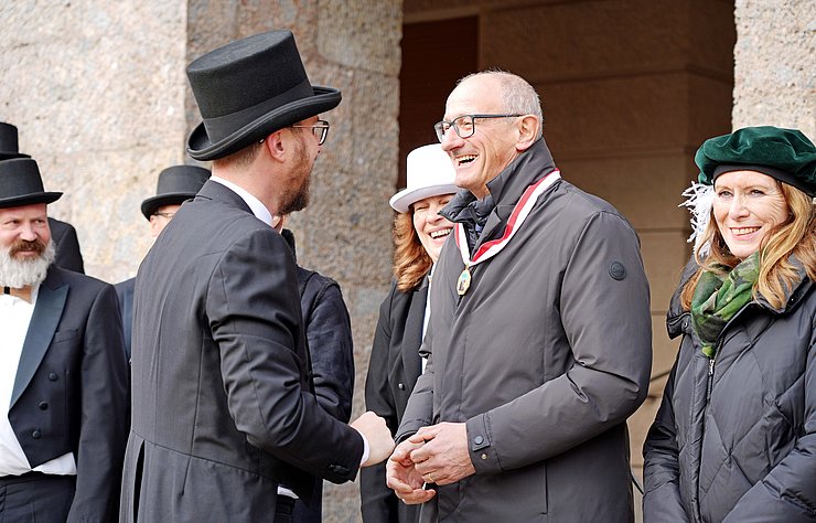 Anton Mattle schüttelt einem der Herolde die Hände.