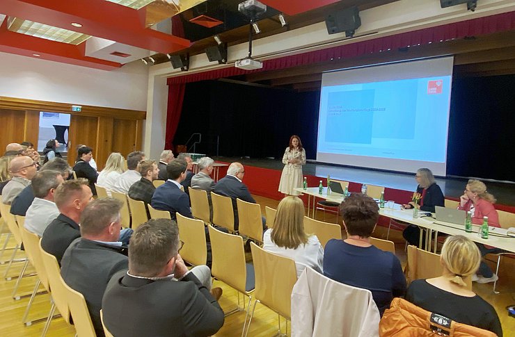 © Land Tirol Aufnahme des Sitzungssaals im Stadtamt Imst.