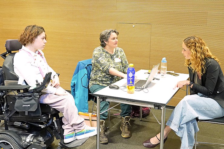 Drei Personen im Gespräch