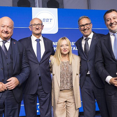 Bundeskanzler Christian Stocker, LH Anton Mattle, Italiens Ministerpräsidentin Giorgia Meloni, Südtirols LH Arno Kompatscher und stellvertretender Ministerpräsident Italiens Matteo Salvini. 
