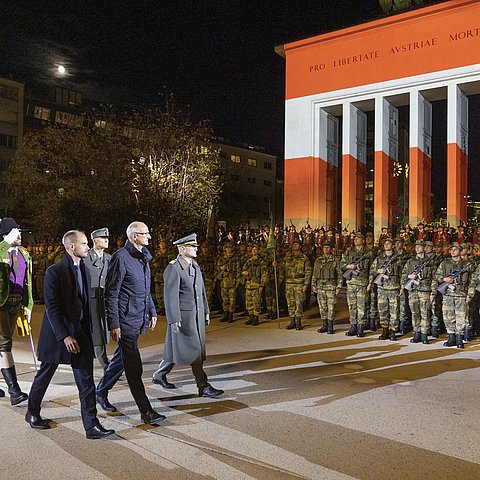 Beim Abschreiten der Front v. li. nach re. Landesschützenkommandant Thomas Saurer, Staatssekretär Florian Tursky, Oberst Stephan Lehner (Stellv. Kommandant 6. Jägerbrigade), LH Anton Mattle und Brigadier Ingo Gstrein (Militärkommandant von Tirol).