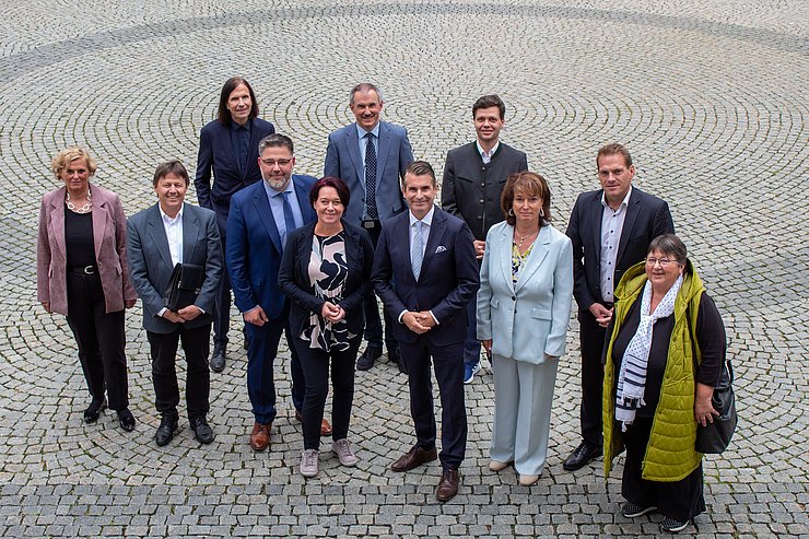 Ein Gruppenbild von mehreren Personen.