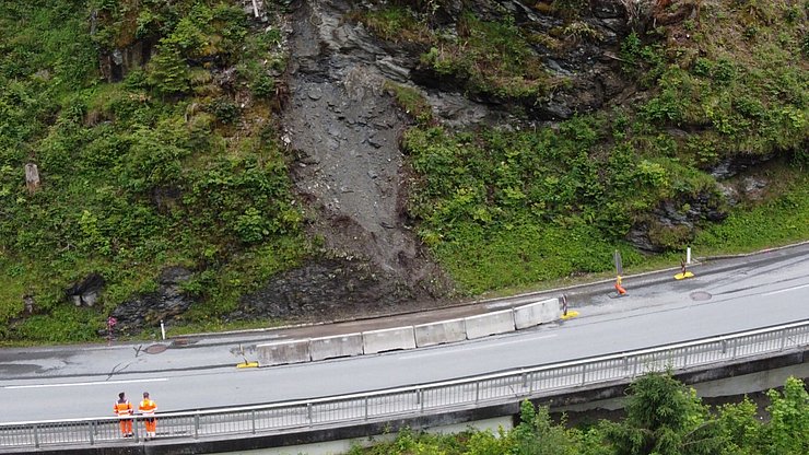 Drohnenaufnahme der Rutschung auf die Straße