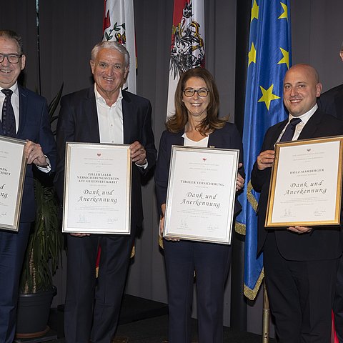 LR Mattle mit den VertreterInnen der vier ältesten geehrten Betriebe.