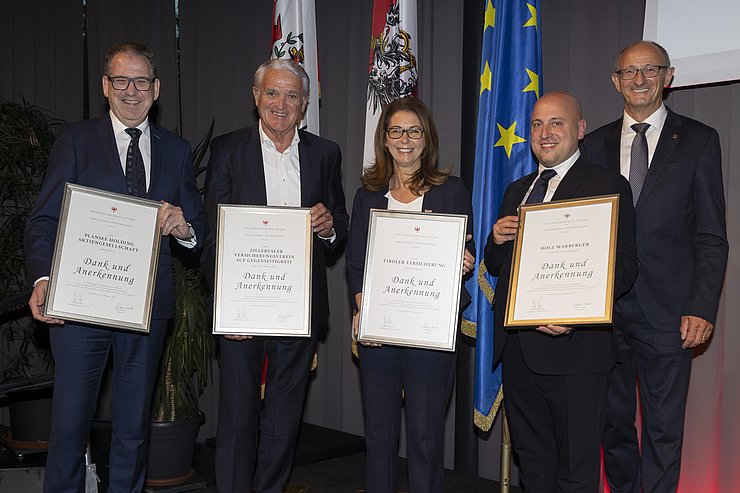 LR Mattle mit den VertreterInnen der vier ältesten geehrten Betriebe.