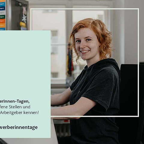 Auf dem Bild ist ein Frau in einem Büro zu sehen welche in die Kamera lächelt. 