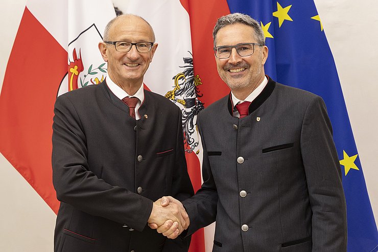 © Land Tirol/Die Fotografen Bild von LH Anton Mattle und LH Arno Kompatscher beim Händeschütteln