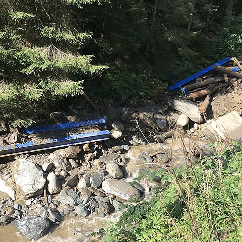 Die abgetragenen Stahlträger im Bach.