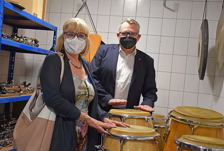 Im Bild sieht man Landesrätin Beate Palfrader und Landesrat Johannes Tratter in der Zweigstelle des Landeskonservatoriums.