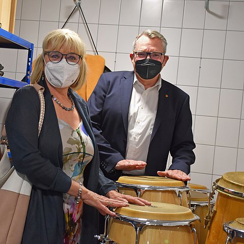 Im Bild sieht man Landesrätin Beate Palfrader und Landesrat Johannes Tratter in der Zweigstelle des Landeskonservatoriums.