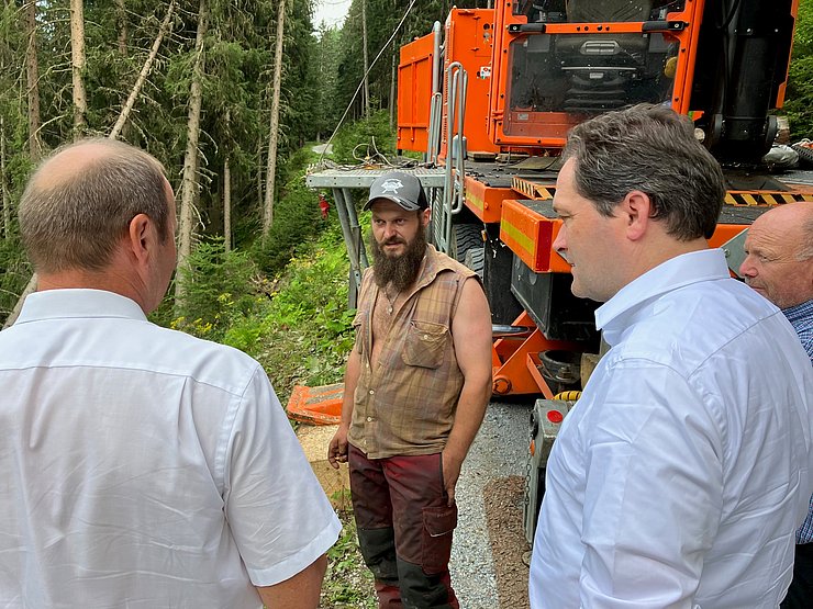 Josef Geisler und Norbert Totschnig sprechen mit Waldarbeiter