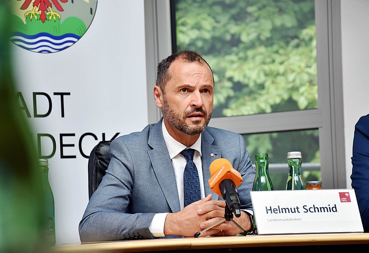 Mann beim Sprechen während einer Pressekonferenz