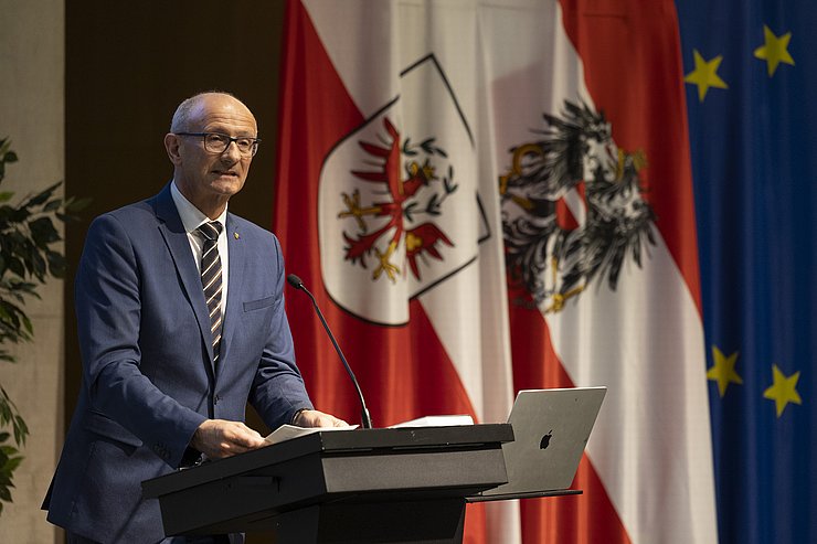 © Land Tirol/Die Fotografen Landeshauptmann Mattle steht an einem Rednerpult