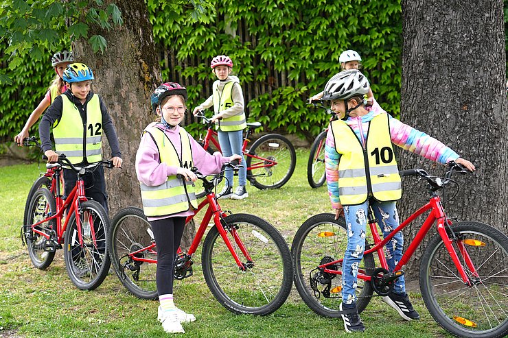 Kinder mit Warnwesten auf Fahrrädern