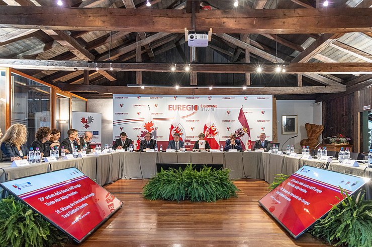 U-förmiger Tisch mit TeilnehmerInnen