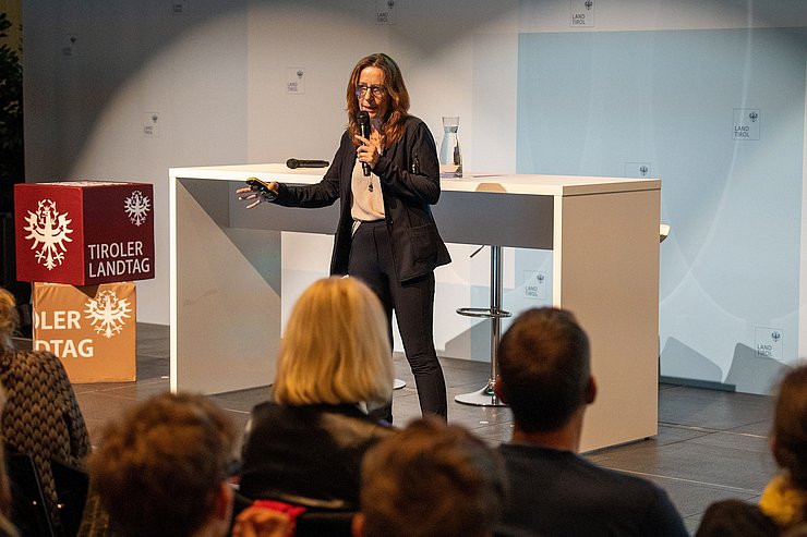 Universitätsprofessorin Barbara Juen erläuterte in ihrem Impulsreferat zu Beginn den Ist-Zustand der psychischen Gesundheit von Kindern und Jugendlichen in Tirol.