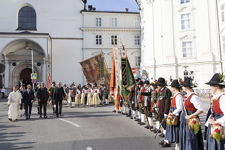 © Land Tirol/Die Fotografen Die Personen schreiten der Straße entlang - am Rand stehen die Formationen