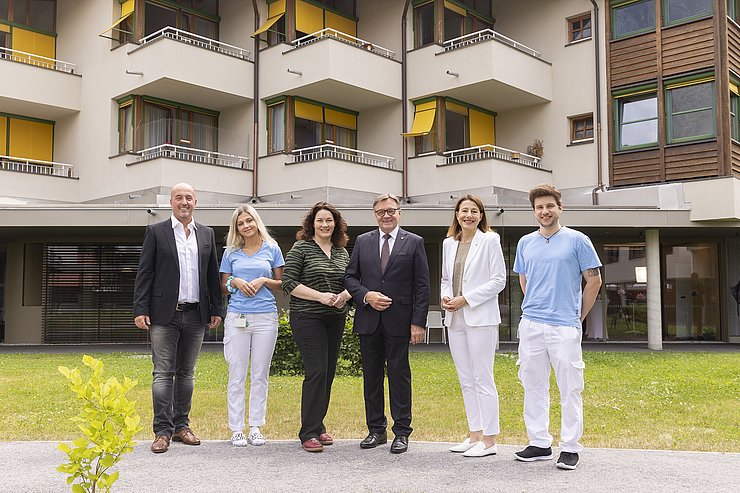 © Land Tirol/Die Fotografen Gruppenfoto im Garten des Pflegeheims