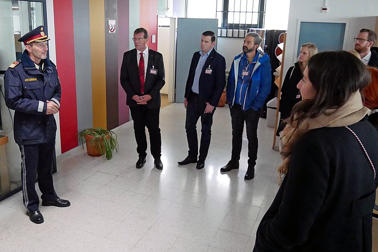 JA-Leiter Reinhard Potocnik (Mitte) erklärte die Abläufe des Starfvollzugs.