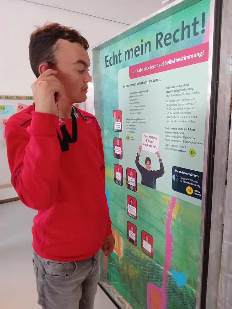 © Land Tirol/Innerkofler Jugendliche bei der Ausstellung