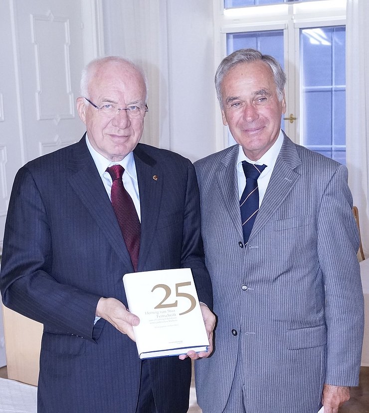 LTP van Staa mit Prof. Kurt Ebert bei der Übergabe der