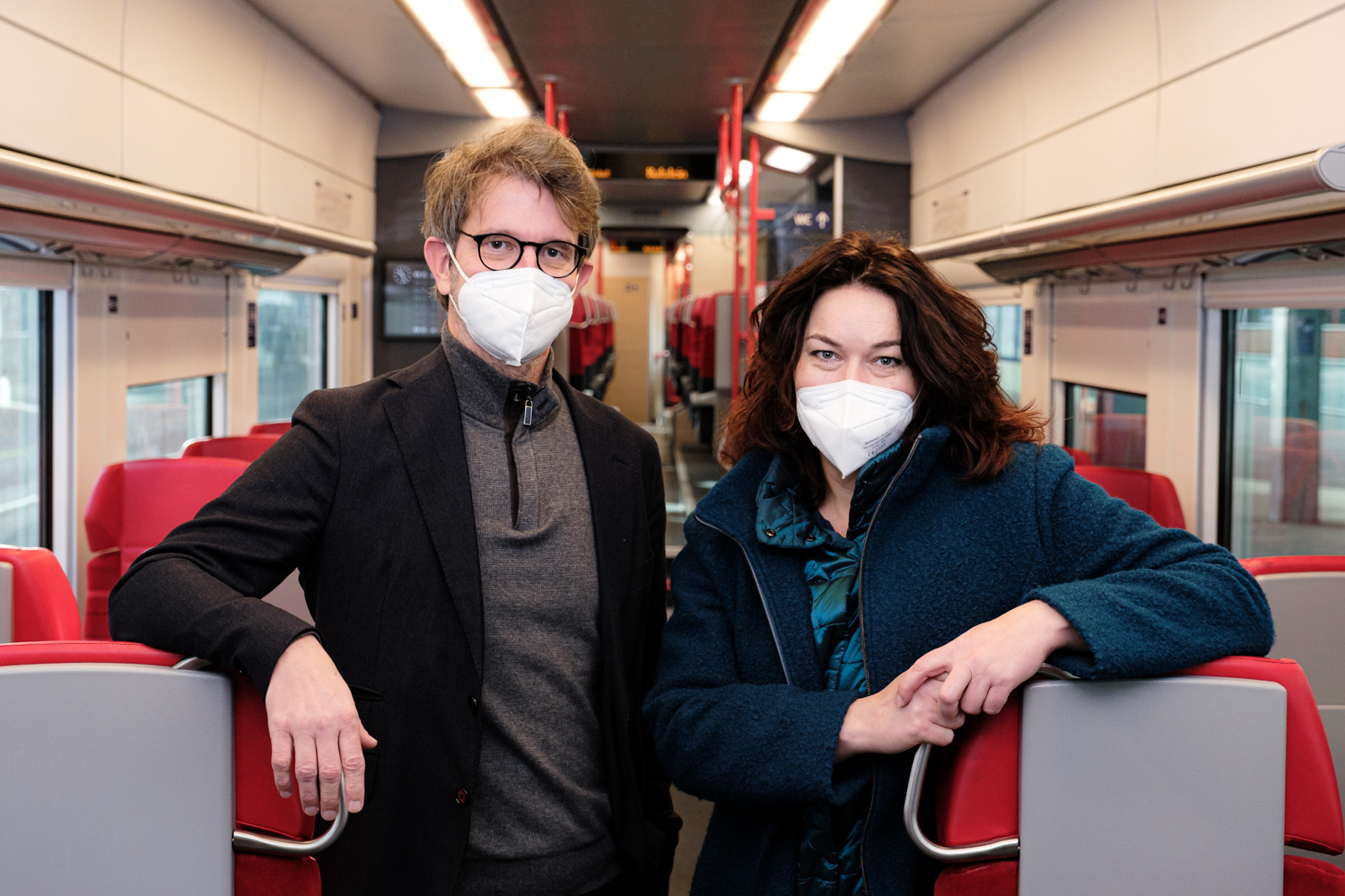 Mobilitätslandesrätin Ingrid Felipe und VVT-GF Alexander Jug stehen in einem öffentlichen Verkehrsmittel.